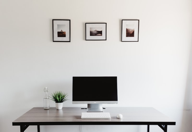Aufgeräumter Arbeitsplatz mit Monitor
