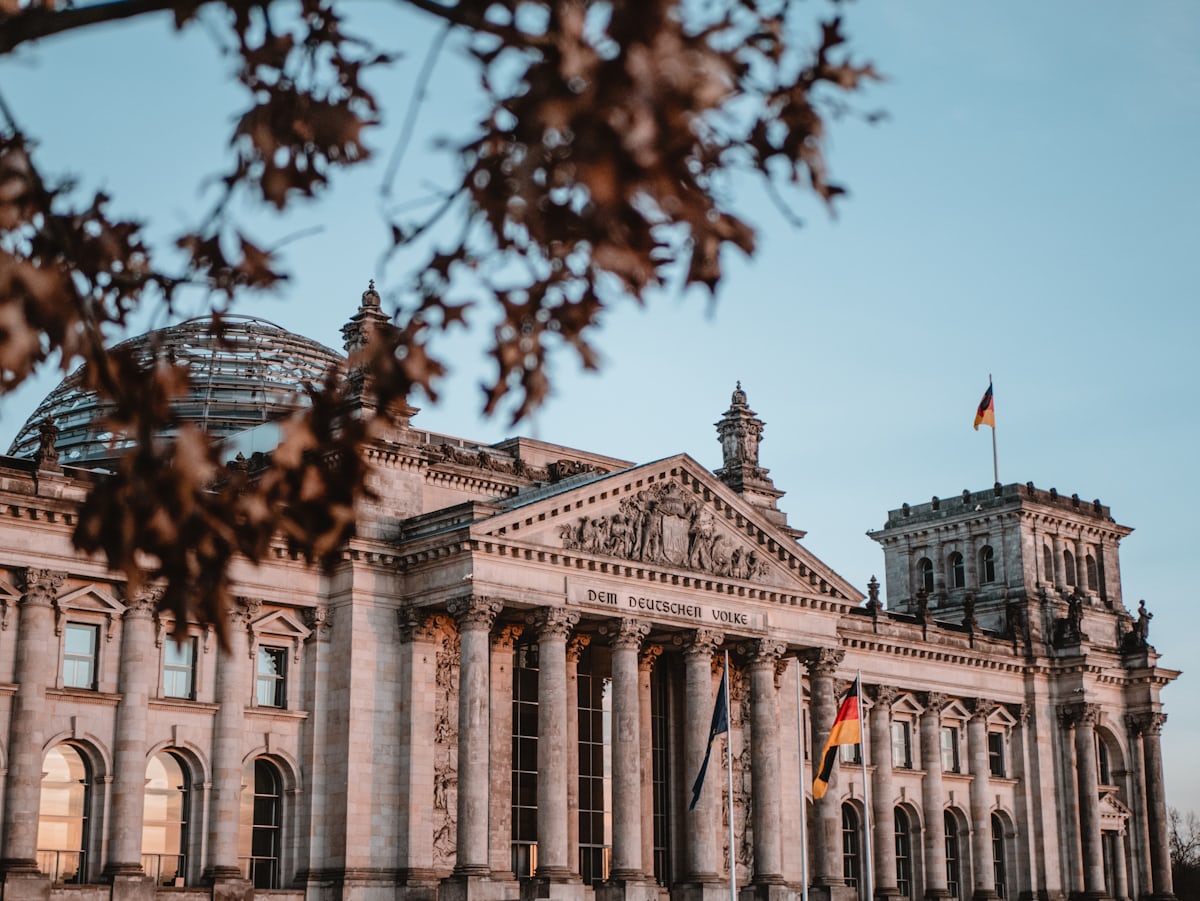 Portikus des Reichstagsgebäudes mit der Inschrift Dem Deutschen Volke